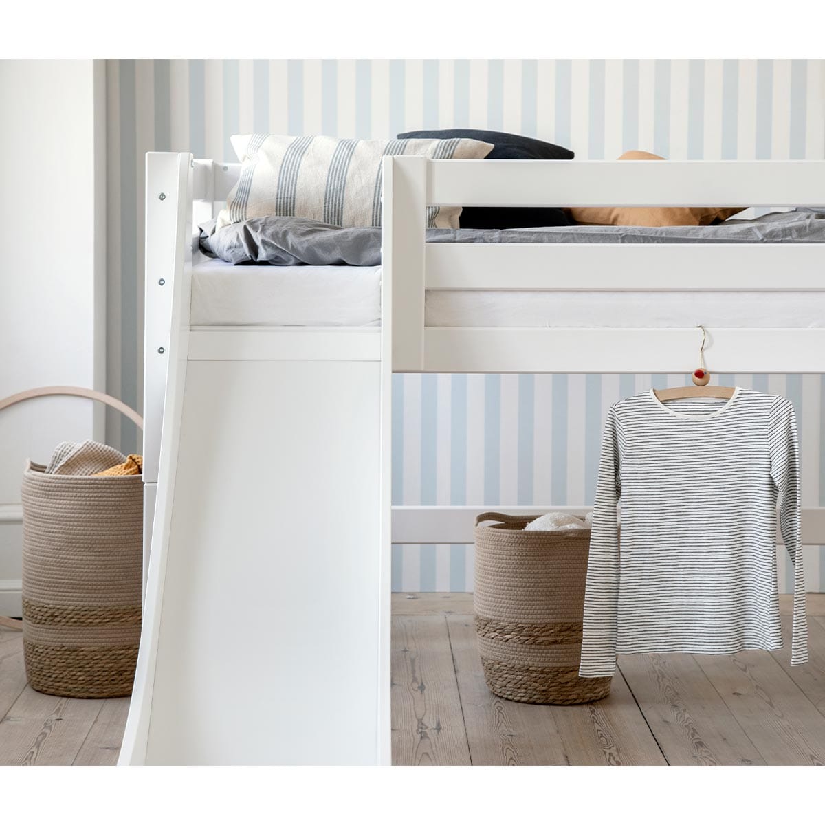 Half hoogslaper met glijbaan en rechte ladder kopen? HBeds