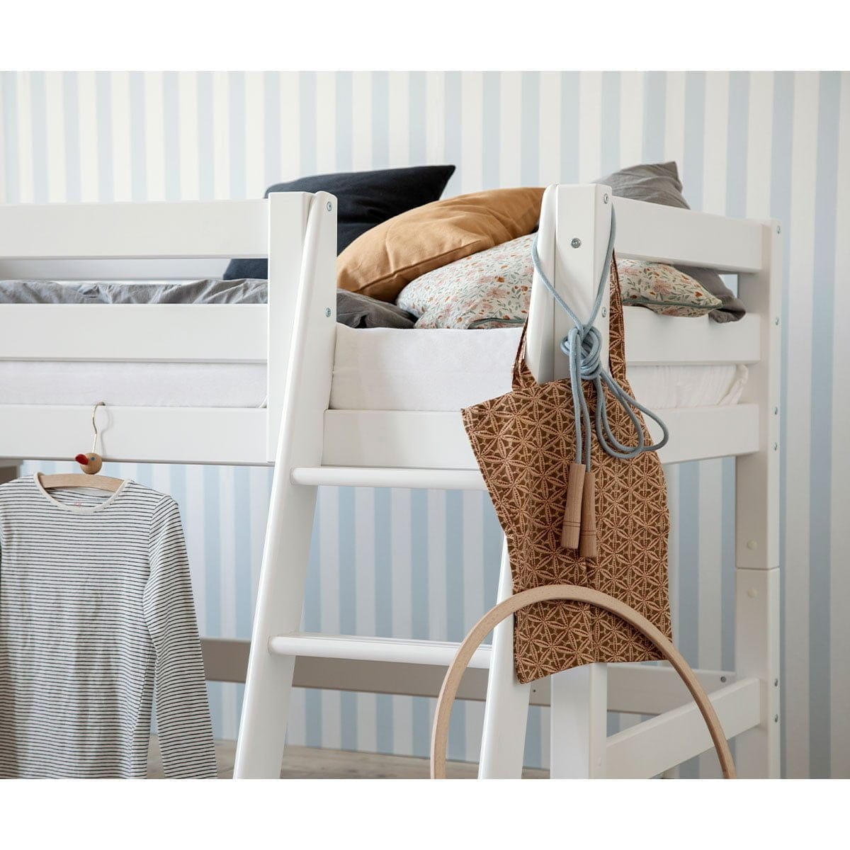 Half hoogslaper met glijbaan en schuine ladder kopen? HBeds