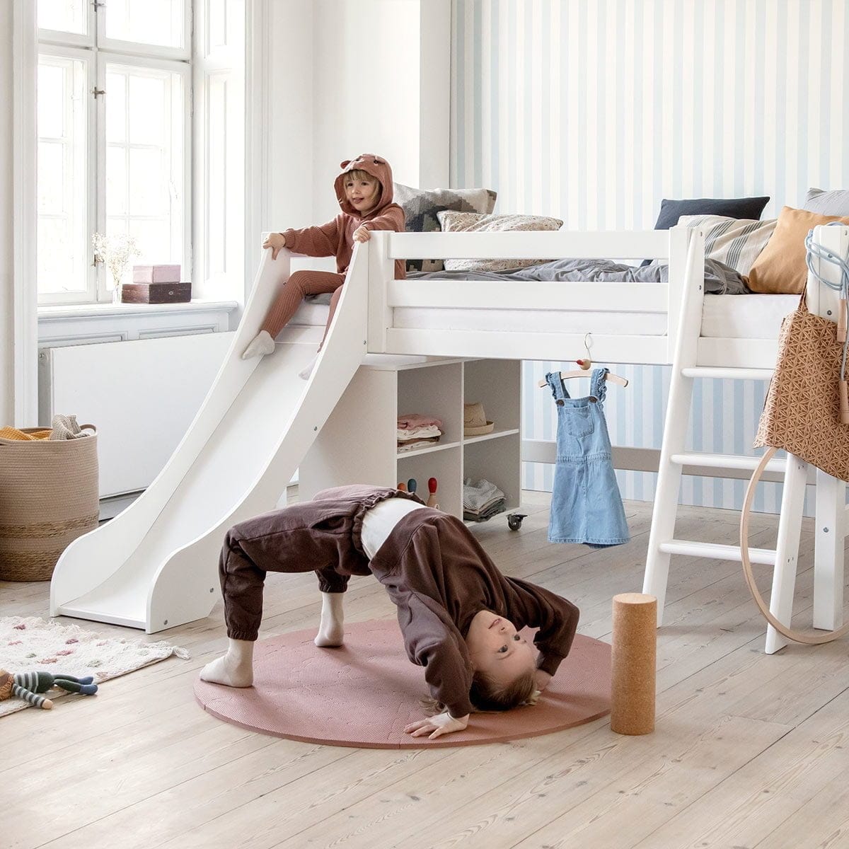 Half hoogslaper met glijbaan en schuine ladder kopen? HBeds