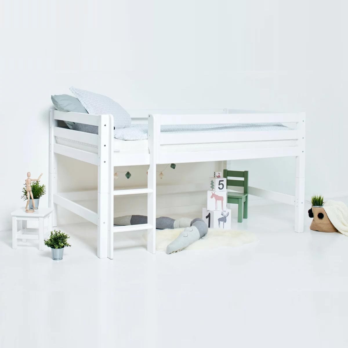 Half hoogslaper met hekje en rechte ladder kopen? HBeds