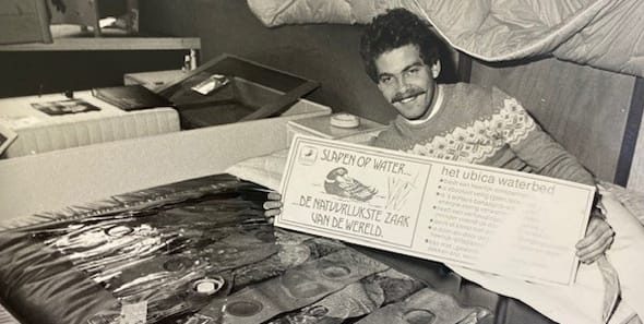 Ron Huijer demonstreert een waterbed, begin jaren '80