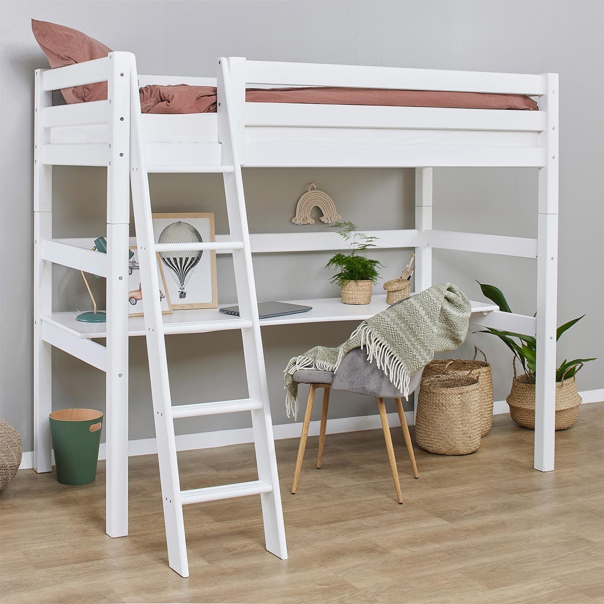 hoppekids_eco_luxe_hoogslaper_met_hekje_bureau_en_schuine_ladder.jpg