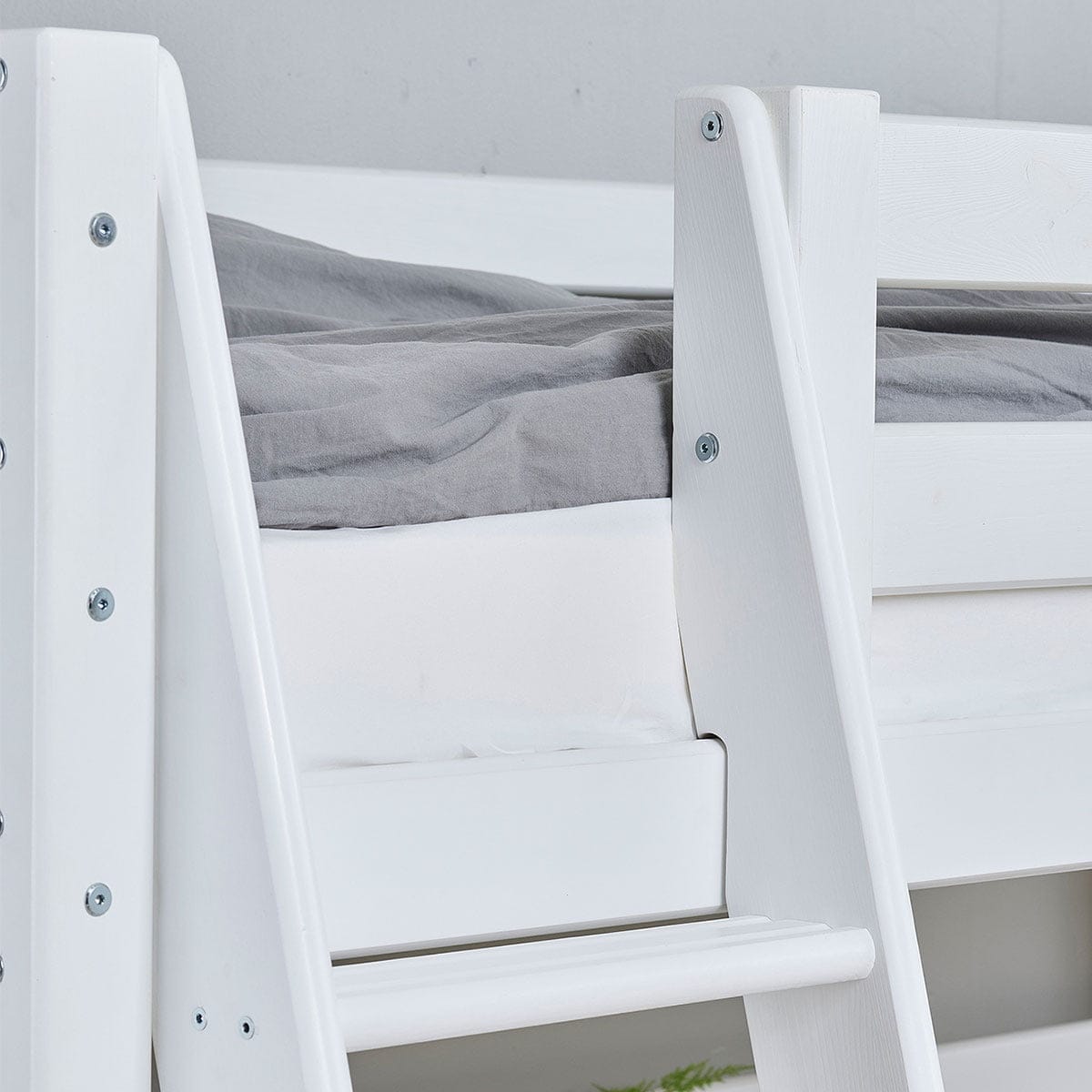 hoppekids_eco_luxury_hoogslaper_met_schuine_ladder_90x200_cm.jpg
