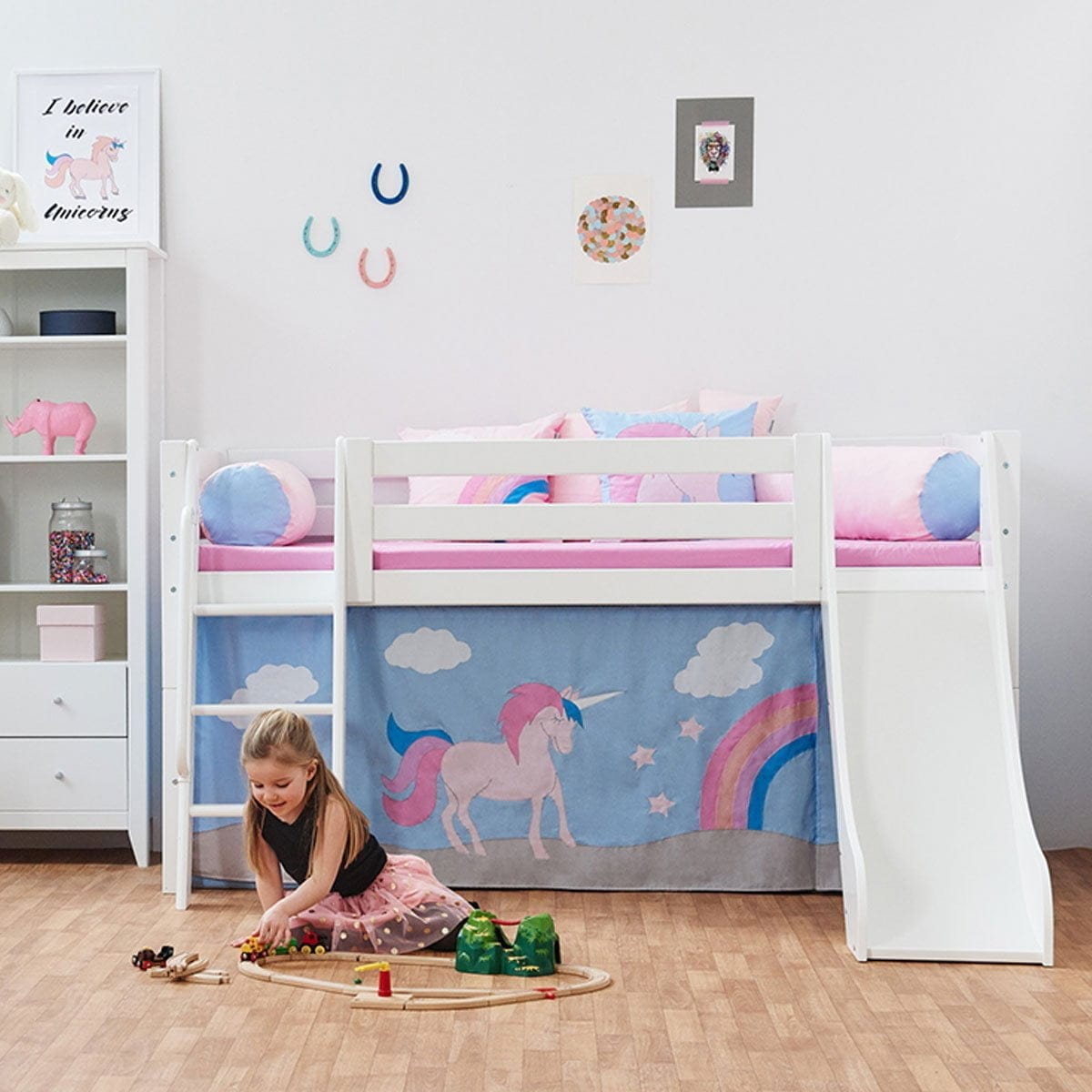 eenhoorn_half_hoogslaper_met_glijbaan_hekje_en_rechte_ladder_70x160_1.jpg