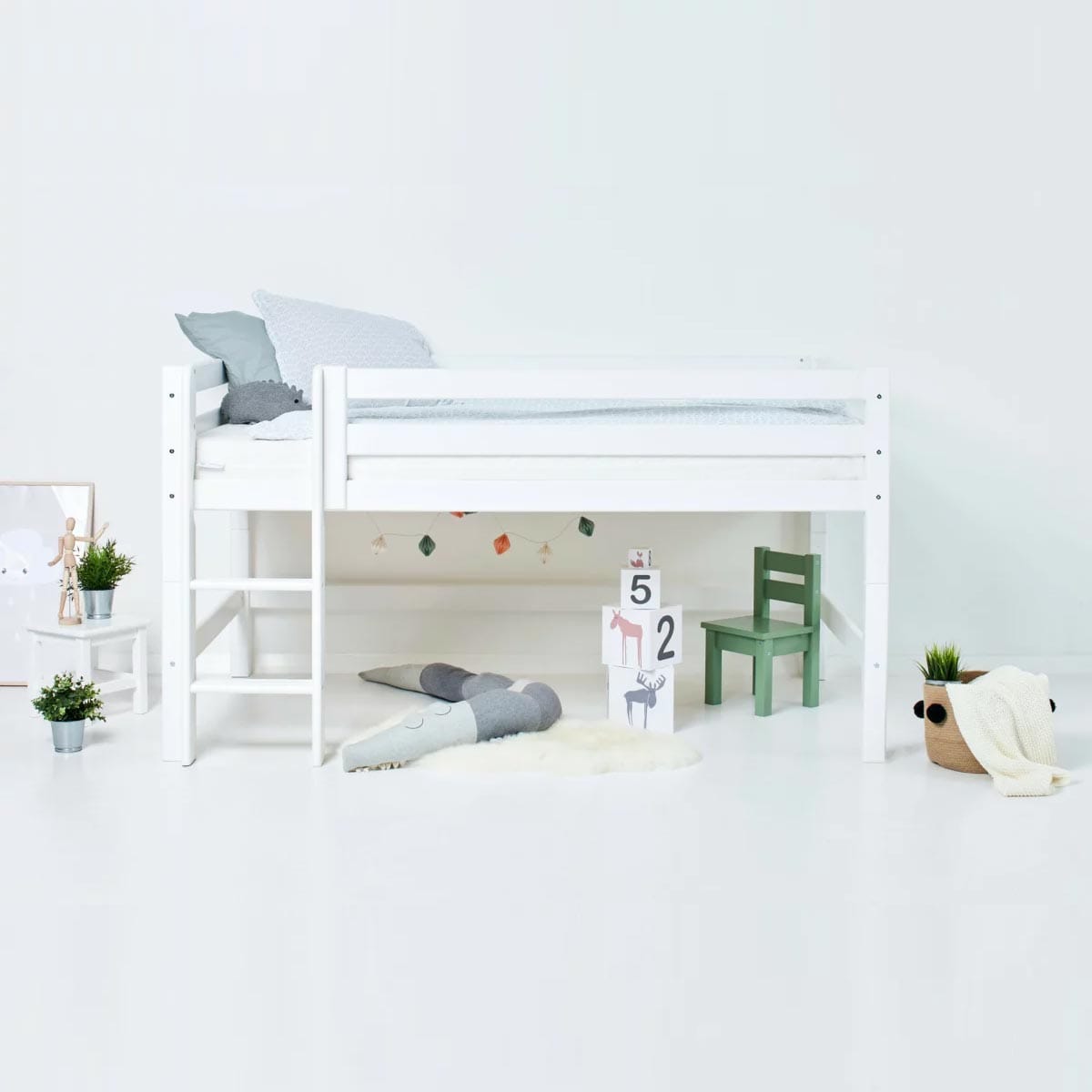 hoppekids_eco_luxe_half_hoogslaper_met_hekje_en_rechte_ladder_120x200_2.jpg