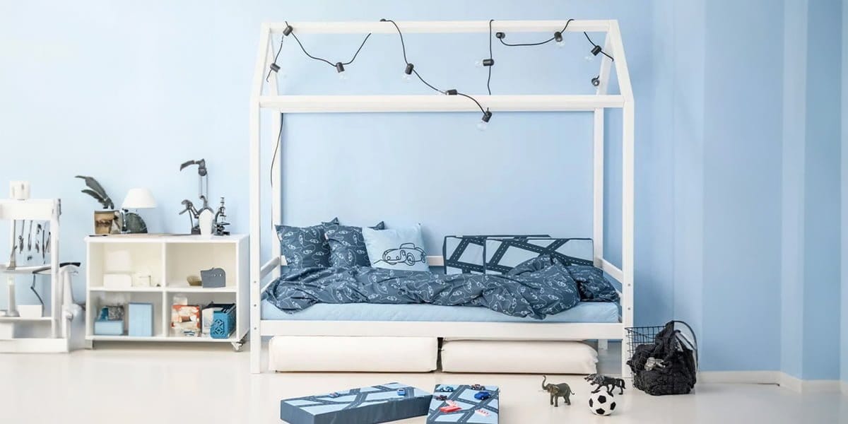Bedhuis in kamer met blauw behang