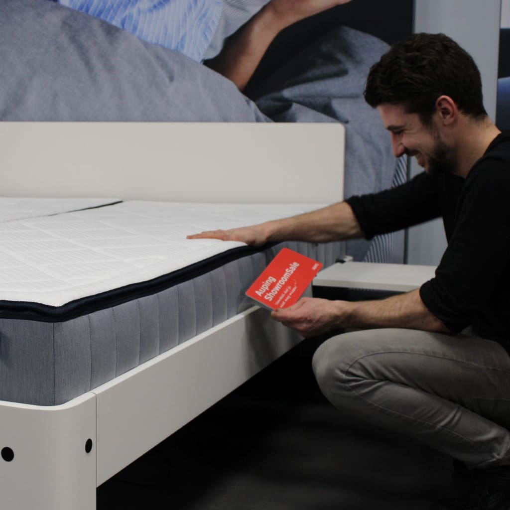Tweepersoons bed met sale en persoon